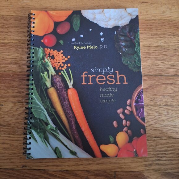 Simply Fresh plant-based recipies spiral-bound, Kylee Melo, new - Picture 1 of 3